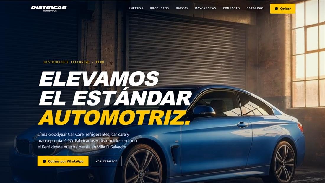 Portada de DistriCar con el titular Elevamos el estandar automotriz sobre un coche azul en un taller.